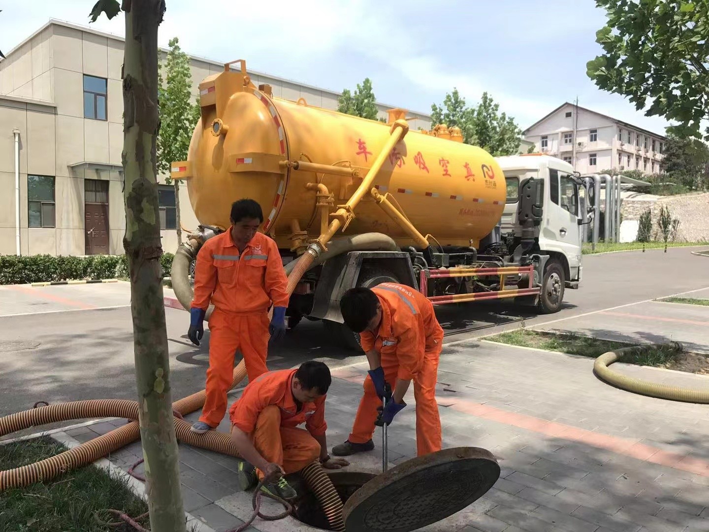 申扎管道疏通车停在窨井附近