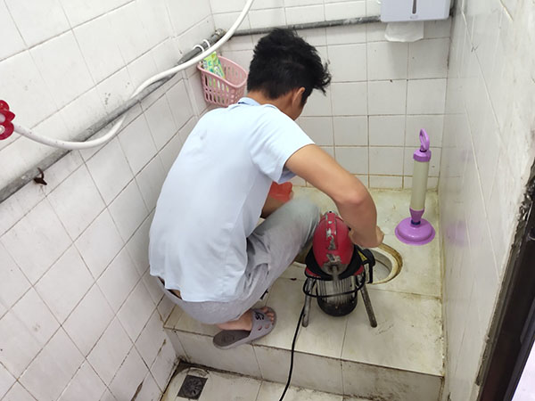 申扎管道堵塞冒臭气 专业师傅现场解决问题