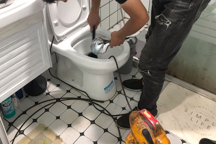 申扎马桶堵塞自己疏通还是找师傅？专业上门服务让你省时更省心