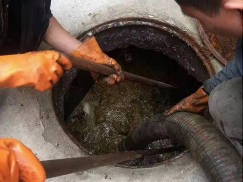 申扎清理化粪池时如何避免沼气的危害？